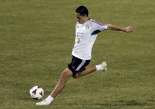 MU săn tiền đạo: Đã quên Chicharito? - 2