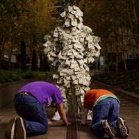 Phi thường - kỳ quặc - "Mặc" USD thay… quần áo