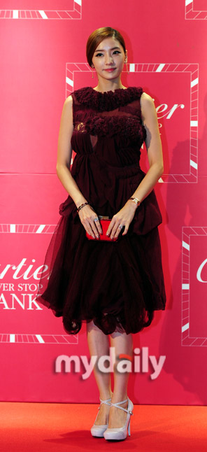 Búp bê xứ Hàn lộ khuôn ngực đồ sộ - 2