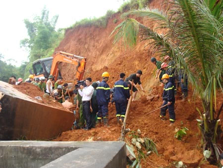 Giải cứu người bị "chôn sống" do lở đất - 1