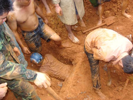 Giải cứu người bị "chôn sống" do lở đất - 3