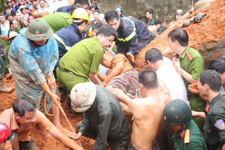Giải cứu người bị "chôn sống" do lở đất - 4