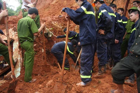 Giải cứu người bị "chôn sống" do lở đất - 5