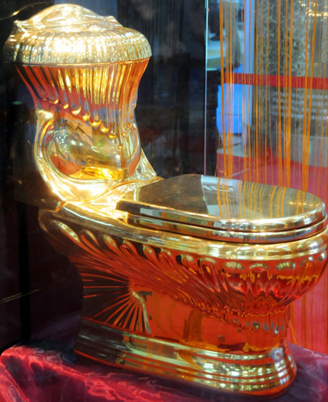 Bồn cầu được dát vàng có giá 3,8 tỷ VND có mặt tại Trung Quốc năm 2011.