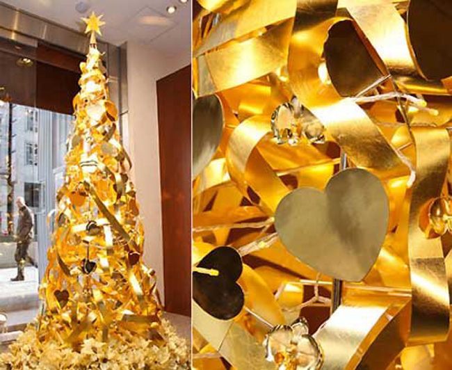 Cây thông Noel làm bằng 12 cân vàng ròng của cửa hàng trang sức Ginza Tanaka, Tokyo.