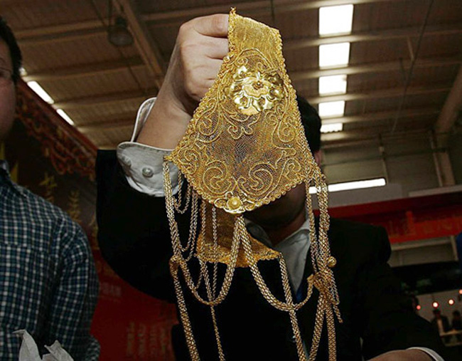 Bộ nội y dùng hơn 800 gram vàng ròng được công bố tại lễ hội châu báu lần thứ 2 ở Sơn Tây (Trung Quốc) vào tháng 4/2012.