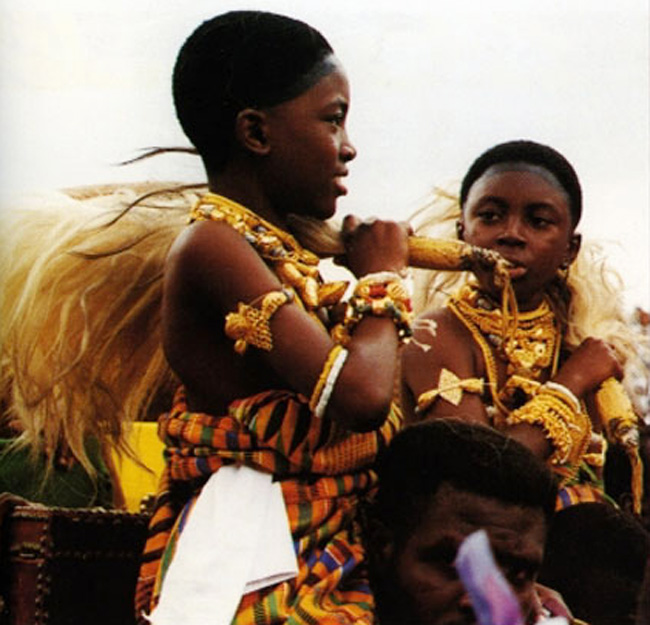 Ngay cả những em bé của bộ lạc Asante cũng đeo trên người những khối vàng rất nặng