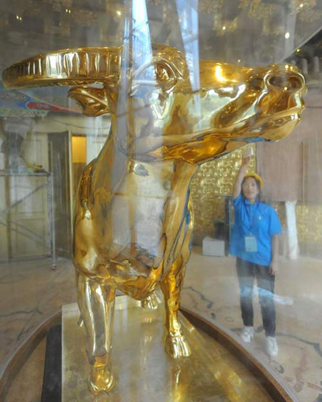 Bức tượng trâu vàng nặng 1 tấn này có giá khoảng 900 tỷ VND. Chú trâu vàng này nằm tại tỉnh Giang Tô Trung Quốc.
