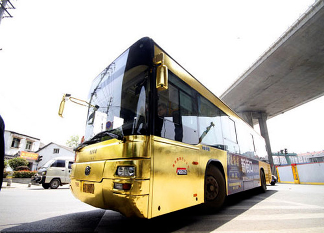 Một chiếc xe bus được mạ vàng gần 60% diện tích bên ngoài. Chiếc xe này xuất hiện tại Giang Tô Trung Quốc vào tháng 4 năm ngoái đã gây choáng với nhiều người.
