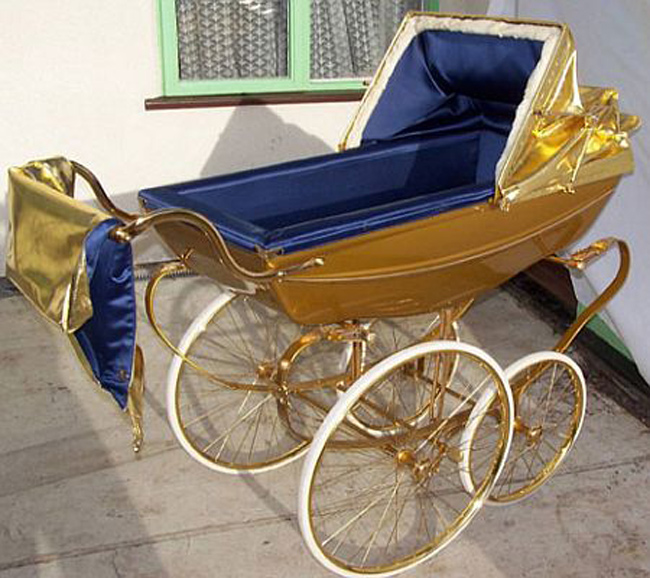 Chiếc xe nôi mạ vàng với hệ thống phát nhạc có giá khoảng 6.000 USD.