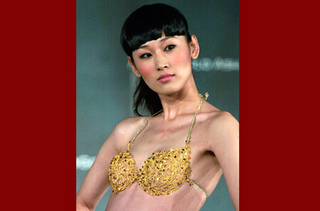 Chiếc áo lót nặng tới 458 gram vàng do nhà thiết kế Trung Quốc Zhou Ningxin chế tác.