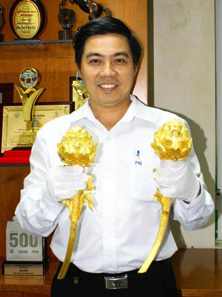Ngắm cặp hoa Atiso bằng vàng lớn nhất Việt Nam - 9