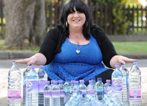 Cô gái một ngày uống 25 lít nước - 2