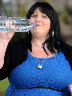 Cô gái một ngày uống 25 lít nước - 3