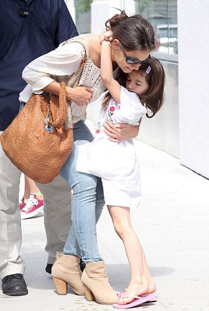 Suri theo học trường Thiên chúa giáo - 7