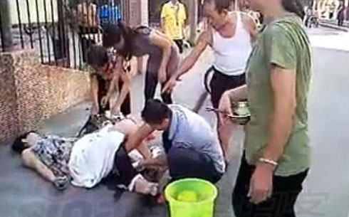 Trung Quốc: Chồng đỡ đẻ cho vợ ngay trên phố - 2