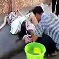 Tin tức trong ngày - Trung Quốc: Chồng đỡ đẻ cho vợ ngay trên phố