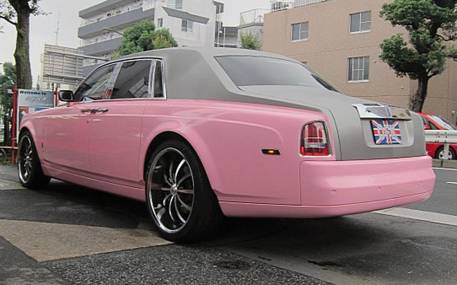 Một trong những phiên bản gây ấn tượng nhất trên thương hiệu hạng sang của Anh mà hãng độ Nhật Bản từng thành công đó là chiếc Rolls-Royce Phantom màu hồng.