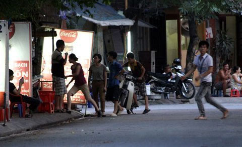 Hà Nội: Phát hoảng mỗi lần qua "phố vẫy" - 8