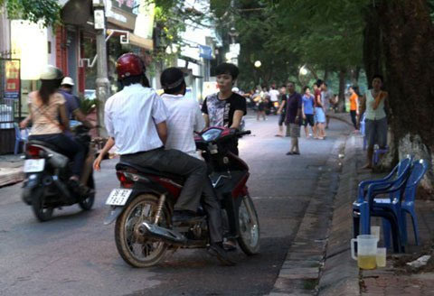 Hà Nội: Phát hoảng mỗi lần qua "phố vẫy" - 9