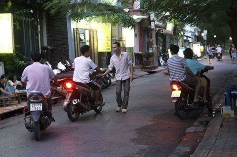 Hà Nội: Phát hoảng mỗi lần qua "phố vẫy" - 10