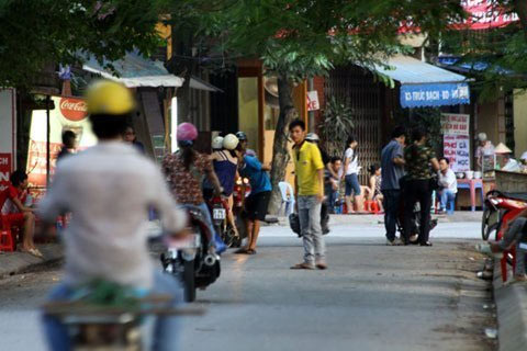 Hà Nội: Phát hoảng mỗi lần qua "phố vẫy" - 4
