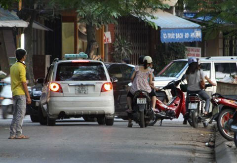 Hà Nội: Phát hoảng mỗi lần qua "phố vẫy" - 5