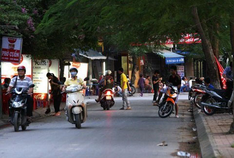 Hà Nội: Phát hoảng mỗi lần qua "phố vẫy" - 6