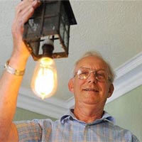 Phi thường - kỳ quặc - Chiếc bóng đèn 100 năm vẫn dùng tốt