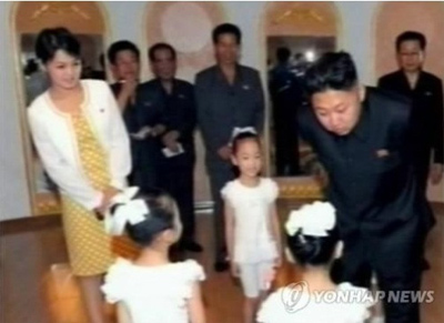 Người phụ nữ bí ẩn có thể là vợ Kim Jong Un - 1