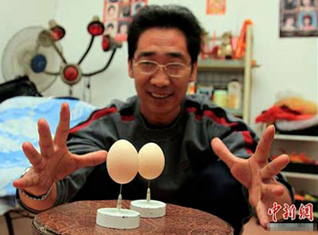 Ông Cui Juguo ở tỉnh Hồ Nam, Trung Quốc có thể đặt những quả trứng đứng thăng bằng trên mũi kim có chu vi 1mm mà trứng không hề bị rơi hay nghiêng ngả.