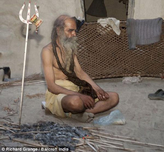 Kailash Singh, một nông dân Ấn Độ, 65 tuổi đã không tắm rửa hay cắt tóc của mình.