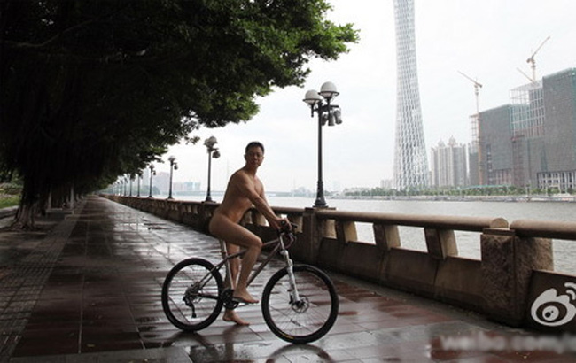MC truyền hình Trung Quốc Ou Zhihang đã có một quyết định lạ lùng khi chụp ảnh khỏa thân đi xe đạp nhằm kêu gọi mọi người sống một cuộc sống “ít carbon”.

