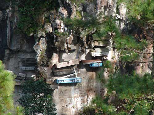 Độc đáo tục treo quan tài trên vách đá ở Philippines - 1