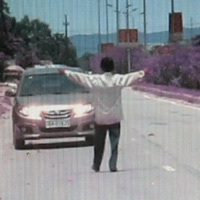 Tin tức trong ngày - Sửng sốt cảnh người phụ nữ chặn ô tô xin tiền