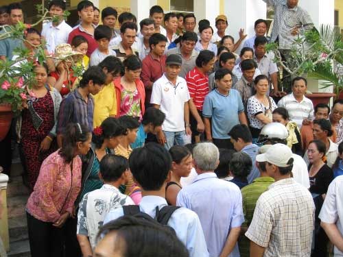 Đánh cờ bạc tỷ: Tuyên án, người nhà ngất lịm - 3