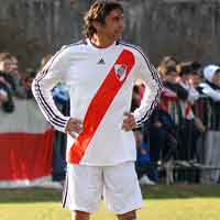 Bóng đá - Video: Lão tướng vẫn ngả bàn đèn