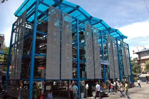 Cận cảnh bãi đỗ ôtô tự động đầu tiên ở HN - 1