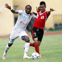 Bóng đá - V-League thời “thắt lưng, buộc bụng”