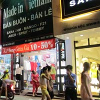 Thị trường - Tiêu dùng - Đua giảm giá ‘sốc’ hàng hè
