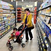 Thị trường - Tiêu dùng - Người TQ "vơ vét" sữa bột ở nước ngoài