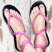 Sức khỏe đời sống - 5 lý do chị em không nên đi dép xỏ ngón