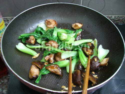 Cải thìa xào bò viên cho cơm chiều ngon - 11