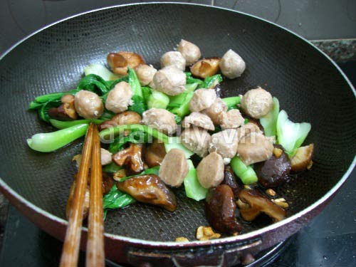 Cải thìa xào bò viên cho cơm chiều ngon - 12