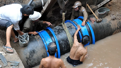 Hà Nội: Vỡ đường ống, 60.000 hộ dân khát nước - 1