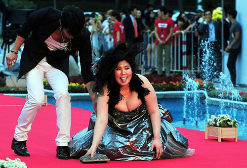 Cô đào béo ngượng mặt trên thảm đỏ - 4