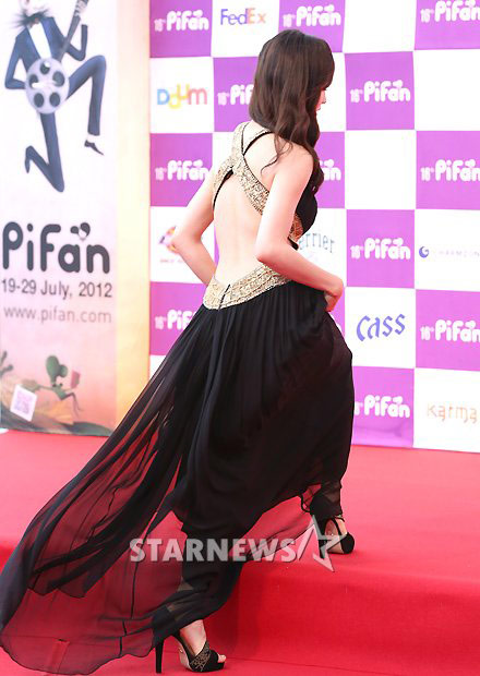 Cô đào béo ngượng mặt trên thảm đỏ - 3