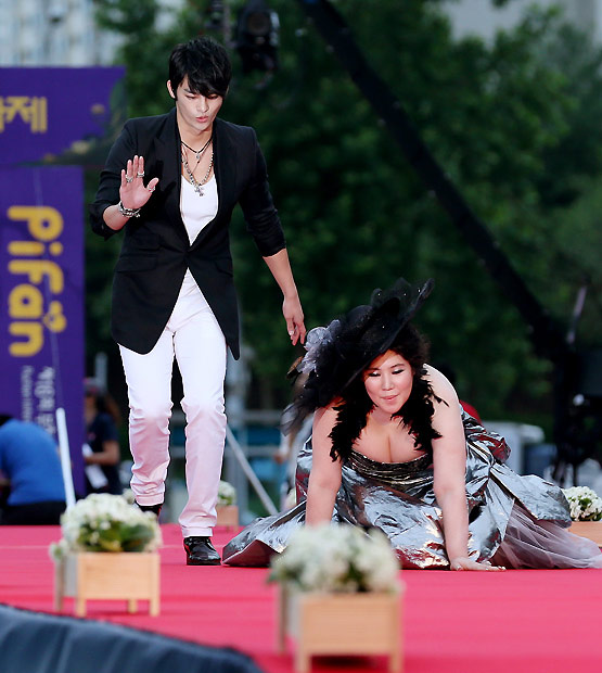 Cô đào béo ngượng mặt trên thảm đỏ - 3