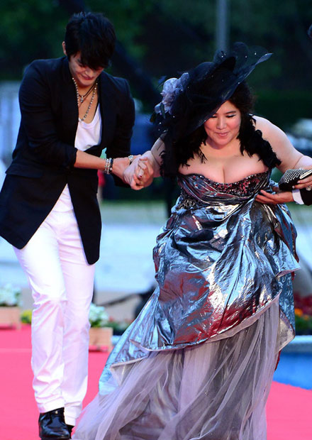 Cô đào béo ngượng mặt trên thảm đỏ - 6