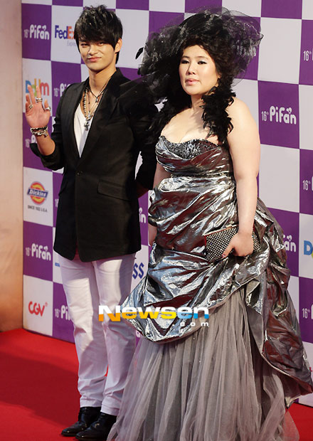 Cô đào béo ngượng mặt trên thảm đỏ - 7